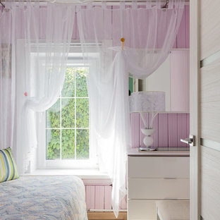 Ejemplo de dormitorio contemporáneo, pequeño, con paredes rosas, suelo vinílico y suelo beige