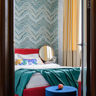 Foto de dormitorio principal y papel pintado, contemporáneo, pequeño, papel pintado, con paredes multicolor, suelo laminado, suelo marrón y papel pintado