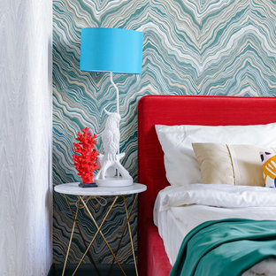 Imagen de dormitorio principal y papel pintado, contemporáneo, pequeño, papel pintado, con paredes multicolor, suelo laminado, suelo marrón y papel pintado