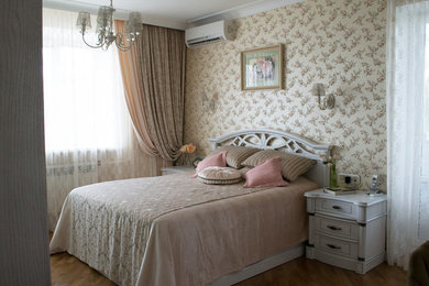 На фото: спальня в классическом стиле с