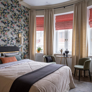 Modelo de dormitorio principal, tradicional renovado, con paredes multicolor, suelo de madera en tonos medios y suelo marrón