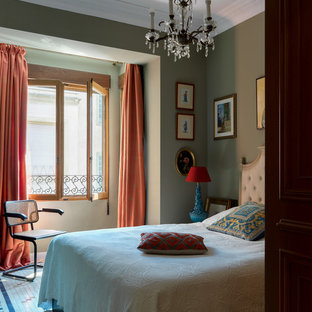 Foto de dormitorio tradicional con paredes verdes y suelo multicolor