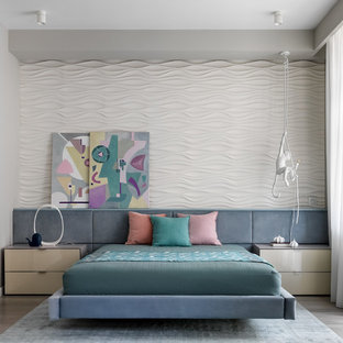 Ispirazione per una camera da letto design con pareti bianche, parquet chiaro e pavimento grigio