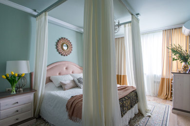 モスクワにある中くらいなトラディショナルスタイルのおしゃれな主寝室 (緑の壁、淡色無垢フローリング、暖炉なし、ベージュの床) のレイアウト
