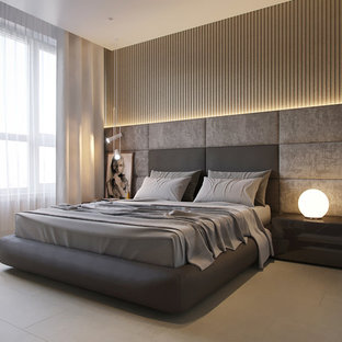 Modelo de dormitorio principal, actual, de tamaño medio, con paredes beige, suelo de corcho y suelo gris