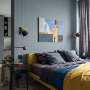 Ejemplo de dormitorio principal, contemporáneo, con paredes grises y suelo beige
