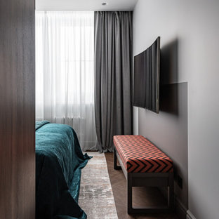 Imagen de dormitorio principal, actual, pequeño, sin chimenea, con paredes multicolor, suelo vinílico y suelo beige