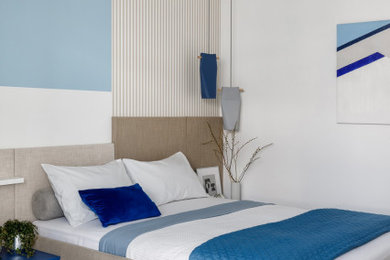 На фото: хозяйская спальня среднего размера в скандинавском стиле с белыми стенами, паркетным полом среднего тона и бежевым полом без камина с