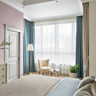 Idées déco pour une grand chambre parentale classique avec un mur beige, un sol beige et un sol en bois clair.