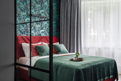 Идея дизайна: маленькая хозяйская спальня в современном стиле с зелеными стенами, полом из ламината, коричневым полом и обоями на стенах для на участке и в саду