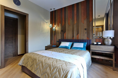 Пример оригинального дизайна: маленькая хозяйская спальня в современном стиле с серыми стенами, деревянным полом и серым полом для на участке и в саду