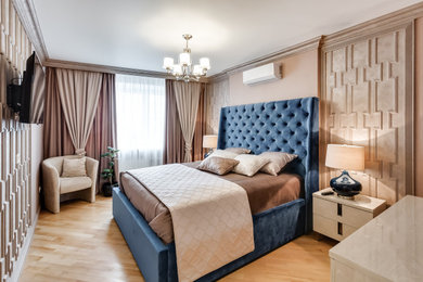 Пример оригинального дизайна: хозяйская спальня в стиле неоклассика (современная классика) с бежевыми стенами, светлым паркетным полом, бежевым полом и панелями на части стены без камина
