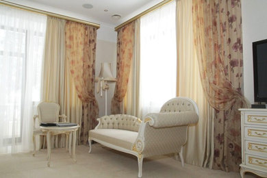 Свежая идея для дизайна: хозяйская спальня среднего размера в классическом стиле с бежевыми стенами и ковровым покрытием - отличное фото интерьера