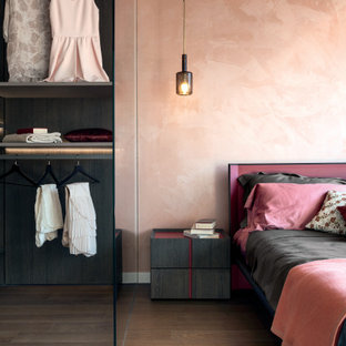 Großes Modernes Hauptschlafzimmer mit rosa Wandfarbe und braunem Boden in Moskau