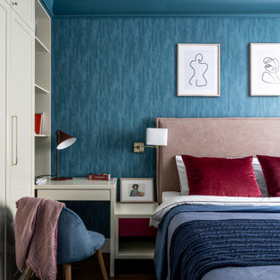 Diseño de dormitorio principal, contemporáneo, pequeño, con paredes azules