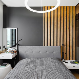 Diseño de dormitorio principal y madera, contemporáneo, pequeño, madera, con paredes grises, suelo laminado, suelo beige y madera