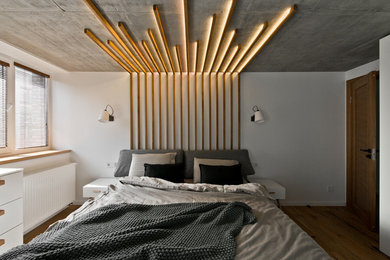 Источник вдохновения для домашнего уюта: хозяйская спальня в стиле лофт с белыми стенами, паркетным полом среднего тона и коричневым полом