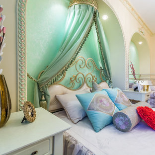Diseño de dormitorio principal, romántico, de tamaño medio, con paredes multicolor, suelo laminado y suelo beige