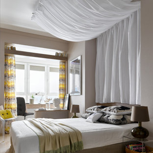 Imagen de dormitorio principal con suelo de madera clara
