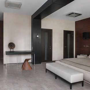 Diseño de dormitorio principal, actual, grande, sin chimenea, con paredes beige, suelo de corcho y suelo gris