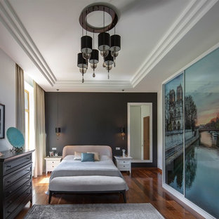 Diseño de dormitorio principal, contemporáneo, grande, con paredes negras, suelo de madera oscura y suelo marrón