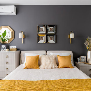 Klassisches Hauptschlafzimmer mit grauer Wandfarbe, beigem Boden und Laminat in Moskau