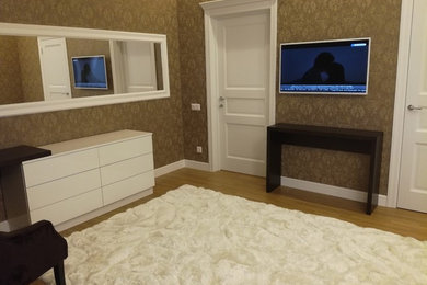 На фото: большая хозяйская спальня в классическом стиле с коричневыми стенами, полом из ламината и бежевым полом без камина