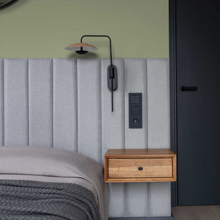 Diseño de dormitorio nórdico, de tamaño medio, con paredes verdes, suelo de madera en tonos medios y suelo gris