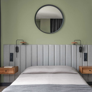 Imagen de dormitorio escandinavo, de tamaño medio, con paredes verdes, suelo de madera clara y suelo gris