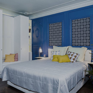 Ejemplo de dormitorio principal, bohemio, con paredes azules, suelo de corcho y chimenea tradicional