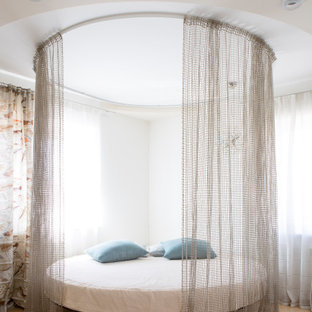 На фото: спальня в современном стиле с белыми стенами, бежевым полом и тюлем