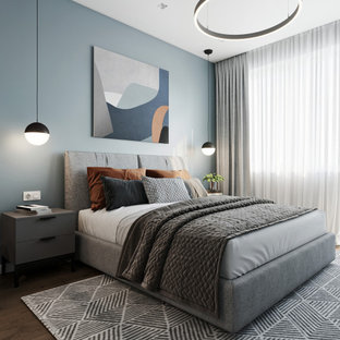 Ejemplo de dormitorio principal, contemporáneo, de tamaño medio, con suelo laminado, suelo marrón y paredes multicolor