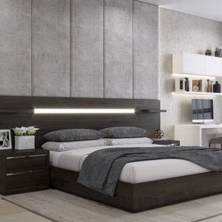 Modelo de dormitorio principal, actual, de tamaño medio, con suelo beige, paredes beige y suelo laminado