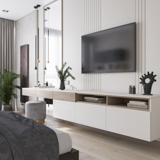 Diseño de dormitorio principal, contemporáneo, de tamaño medio, con suelo beige, paredes beige y suelo laminado