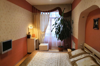 Источник вдохновения для домашнего уюта: хозяйская спальня среднего размера в стиле неоклассика (современная классика) с красными стенами, пробковым полом и коричневым полом