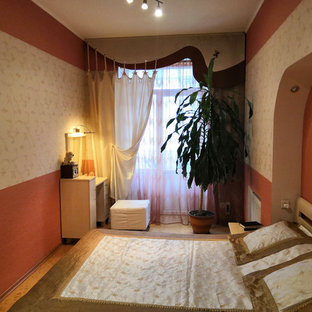 Diseño de dormitorio principal, tradicional renovado, de tamaño medio, con paredes rojas, suelo de corcho y suelo marrón