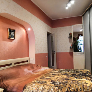 Diseño de dormitorio principal, tradicional renovado, de tamaño medio, con paredes rojas, suelo de corcho y suelo marrón