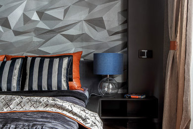 Mittelgroßes Modernes Hauptschlafzimmer mit grauer Wandfarbe, Laminat und braunem Boden in Sonstige