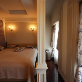 Diseño de dormitorio principal y papel pintado, clásico renovado, grande, papel pintado, sin chimenea, con paredes grises, suelo de madera oscura, suelo rojo y papel pintado