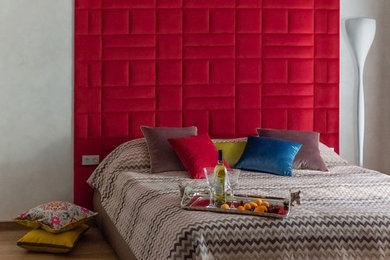 Foto de habitación de invitados contemporánea de tamaño medio con paredes blancas y suelo de madera en tonos medios