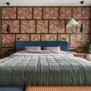 Foto de dormitorio principal y papel pintado, actual, grande, papel pintado, con parades naranjas, suelo de madera en tonos medios, suelo marrón y papel pintado