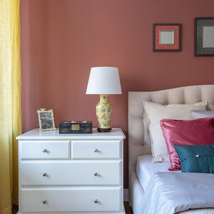Foto de dormitorio principal, vintage, pequeño, sin chimenea, con paredes multicolor, suelo de madera en tonos medios y suelo marrón