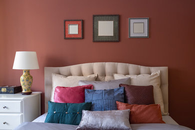 Свежая идея для дизайна: маленькая хозяйская спальня в стиле ретро с разноцветными стенами, паркетным полом среднего тона, коричневым полом и кроватью в нише без камина - отличное фото интерьера