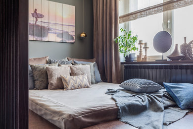 Свежая идея для дизайна: маленькая хозяйская спальня в современном стиле с серыми стенами, пробковым полом, коричневым полом и зонированием шторами - отличное фото интерьера