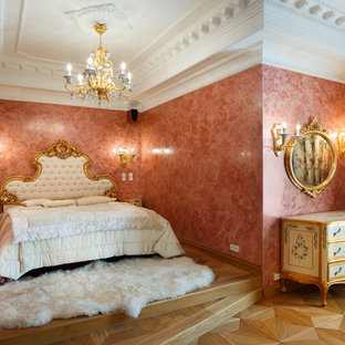 Foto de dormitorio principal, clásico, con paredes rosas y suelo de madera clara