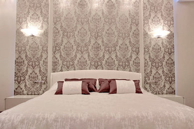 Свежая идея для дизайна: спальня в современном стиле с белыми стенами, полом из ламината и серым полом - отличное фото интерьера