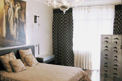 Ejemplo de dormitorio principal actual con paredes beige y suelo de madera oscura