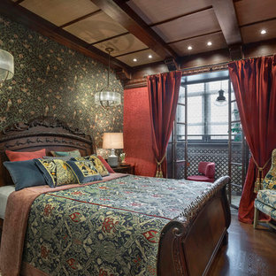 Ejemplo de dormitorio principal, tradicional, de tamaño medio, con paredes rojas, suelo de madera oscura y suelo marrón