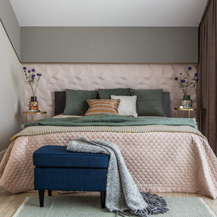 Idee per una camera da letto chic di medie dimensioni con pareti grigie, parquet chiaro e pavimento beige