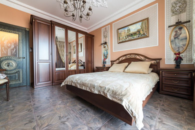 Свежая идея для дизайна: большая хозяйская спальня в классическом стиле с бежевыми стенами, полом из керамической плитки и коричневым полом - отличное фото интерьера